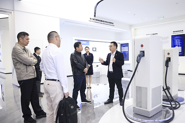 星云股份副董事长、总裁刘作斌向福船集团副总经理李振均一行介绍公司充电产品.jpg